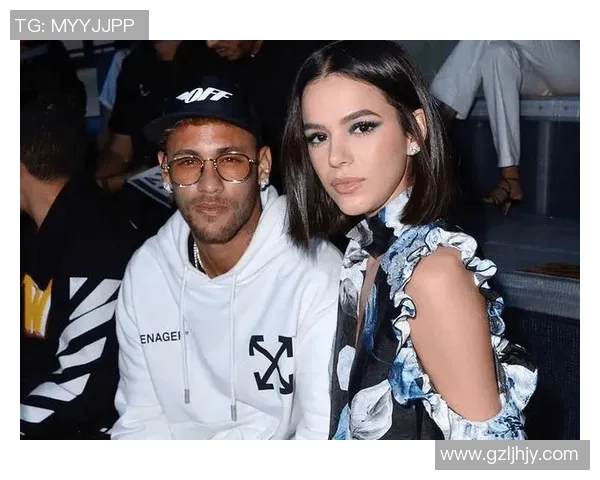 与足球明星亲密合影的神秘女子身份揭秘引发热议