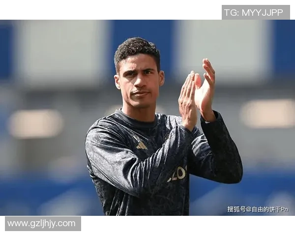 足球巨星黯然神情映射赛场失意背后的人生孤独